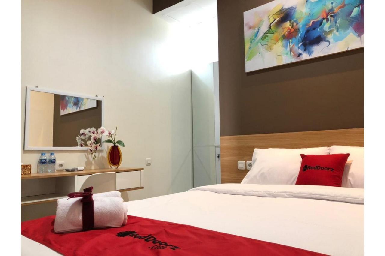 Reddoorz @ Dukuh Kupang Hotel 3*