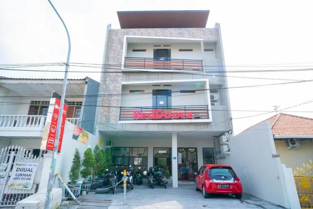 Reddoorz @ Dukuh Kupang Hotel 3*
